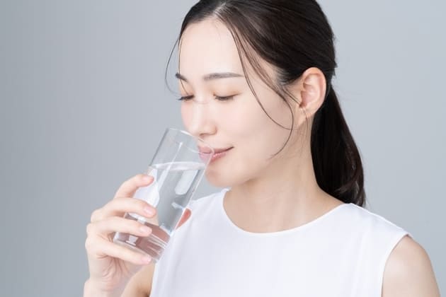 水を飲む女性