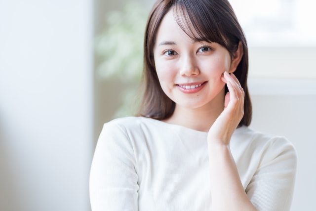 肌の白い若い女性