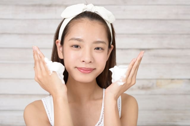 洗顔している女性