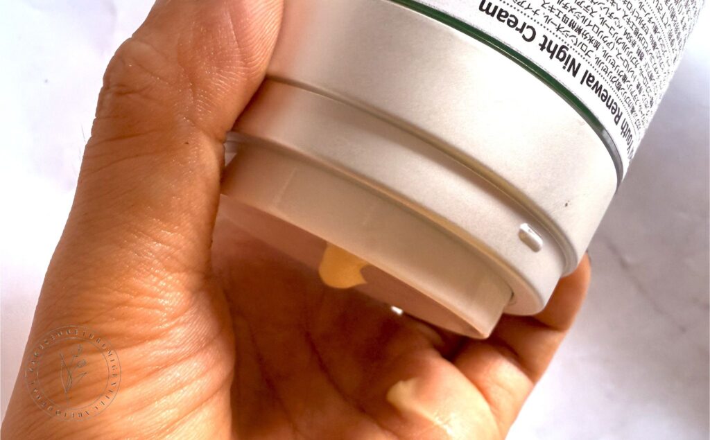 Murad(ミュラド)レチノール ユース ナイトクリームを手のひらに出しているところ
