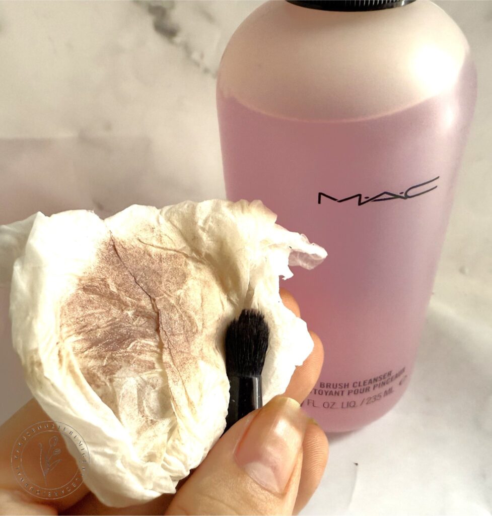 M・A・Cの「ブラシ クレンザー」とティッシュと汚れたティッシュ
