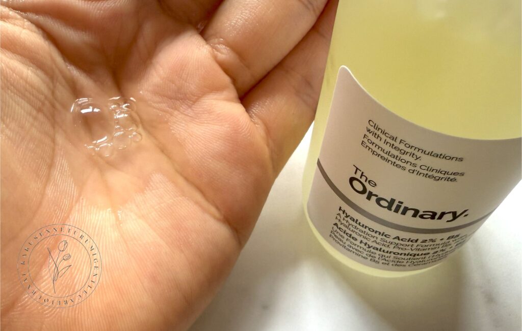 The Ordinary(ジ・オーディナリー)ヒアルロン酸2%+B5を手のひらに出してみたところ