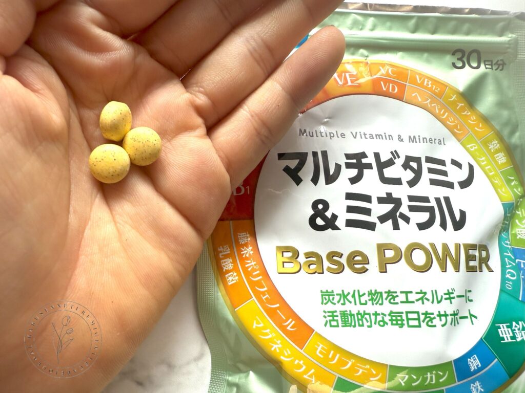 マルチビタミン&ミネラル Base POWERのパッケージと3粒手のひらに出しているところ